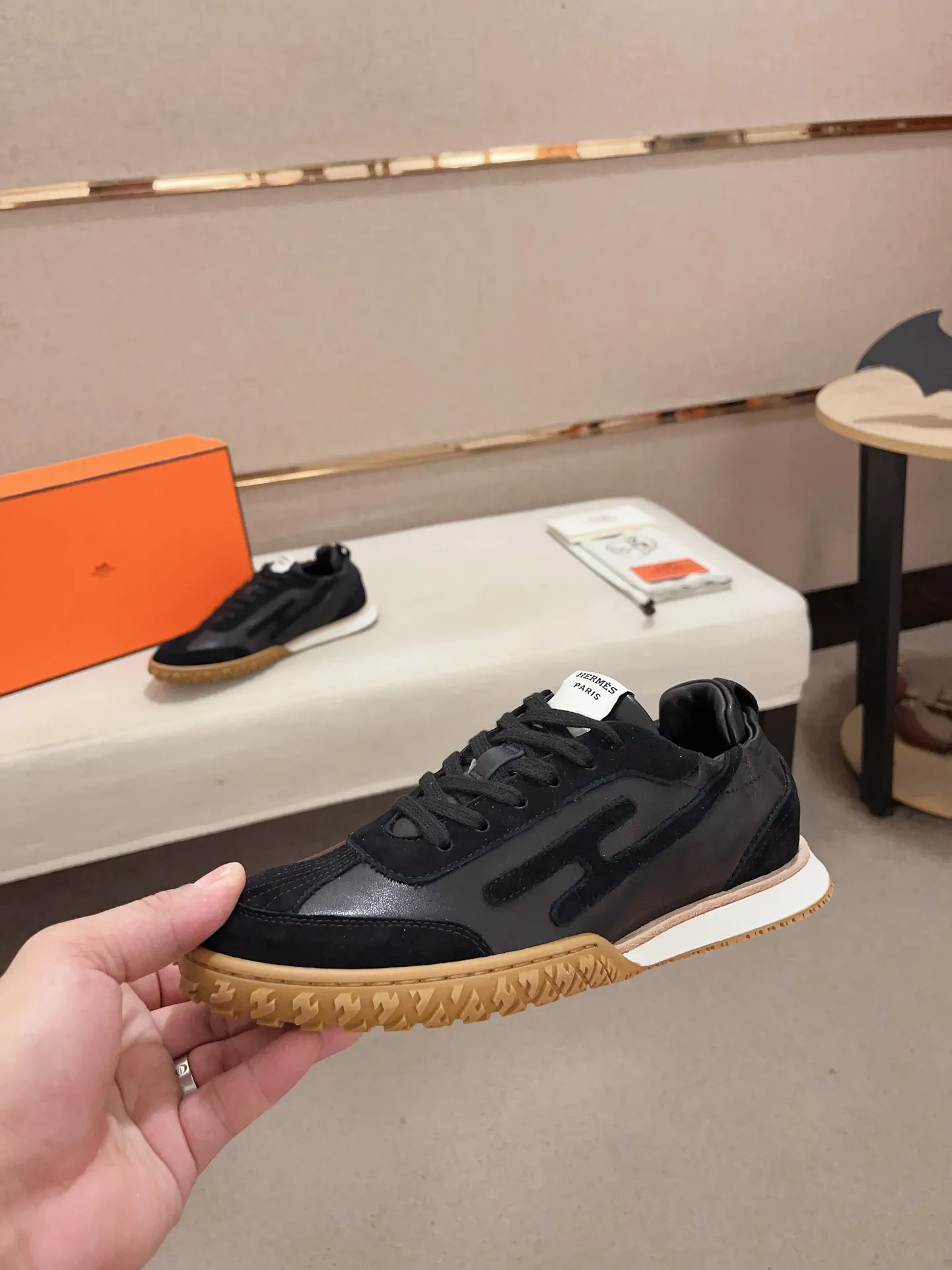 Men's men's shoes 💰: 720💰 Hermes top version # Couple style 💏 24ss casual sneakers Suede goatskin sneakers decorated with contrasting patterns and iconic "H" details, beautifully packaged at the delivery counter 🛍📦 Fabric: suede + cowhide Lining: mixed sheep lining Outsole: original TPU Bottom thickness: 2CM Size: 35-44